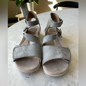 Women's Earth Sandals Origins Gladiator   Strap Leather ￼light blue/silver Sz6M